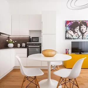 https://apt-san-babila-design-rr.italymilanhotels.net